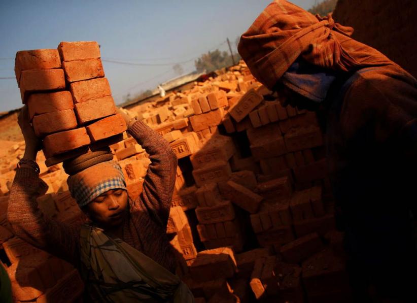 Wanita Nepal Membawa Tumpukan Batu Bata Pakai Kepala - Bagian 2