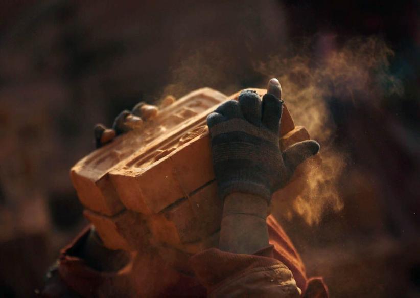 Wanita Nepal Membawa Tumpukan Batu Bata Pakai Kepala - Bagian 4