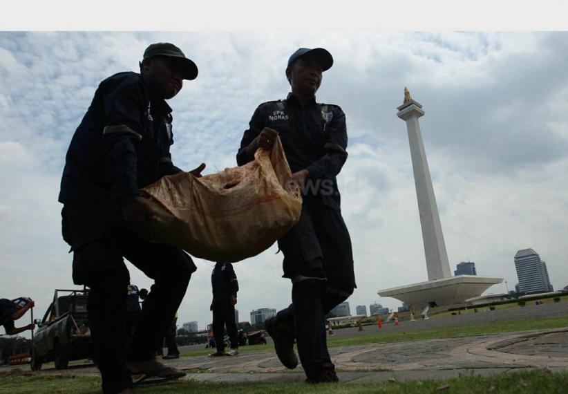 Pagar Pembatas Rumput Monas Dibongkar - Bagian 4