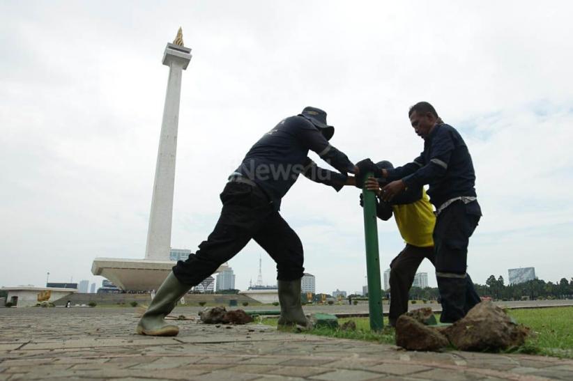 Pagar Pembatas Rumput Monas Dibongkar - Bagian 2