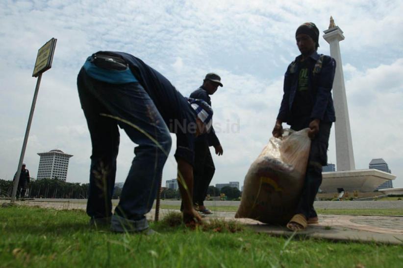 Pagar Pembatas Rumput Monas Dibongkar - Bagian 6