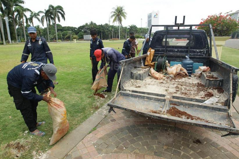 Pagar Pembatas Rumput Monas Dibongkar - Bagian 5