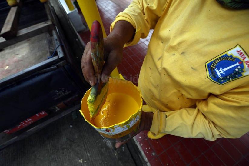 Hilangkan Kesan Kumuh, Halte di Jaksel Dicat Ulang - Bagian 7