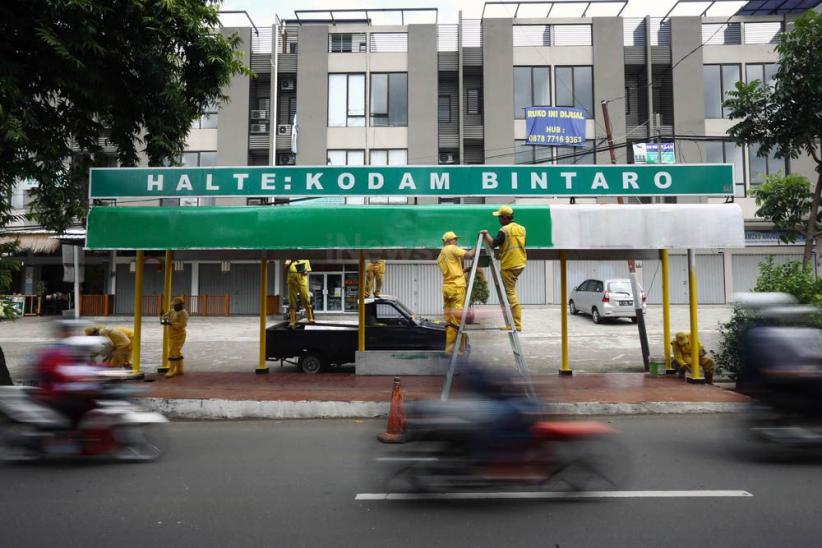 Hilangkan Kesan Kumuh, Halte di Jaksel Dicat Ulang - Bagian 1