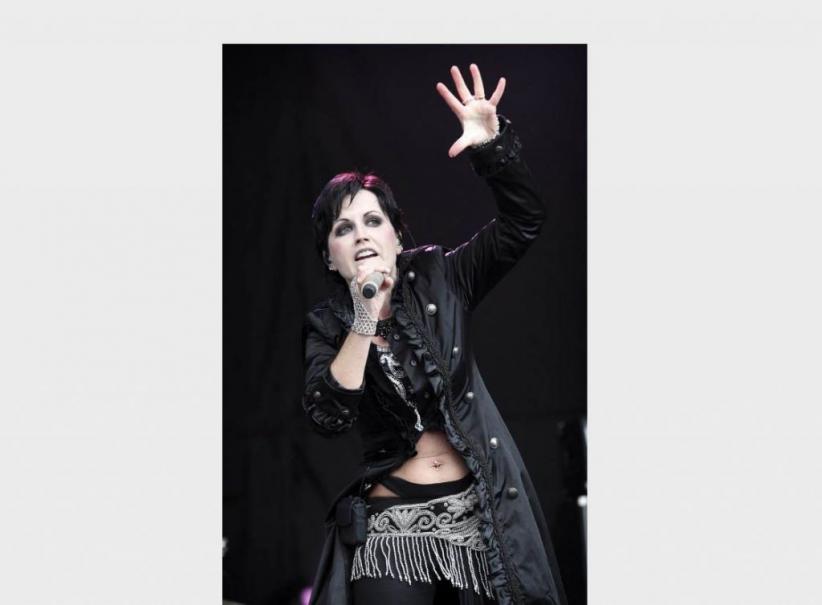 Potret Vokalis The Cranberries, Dolores O'Riordan - Bagian 3