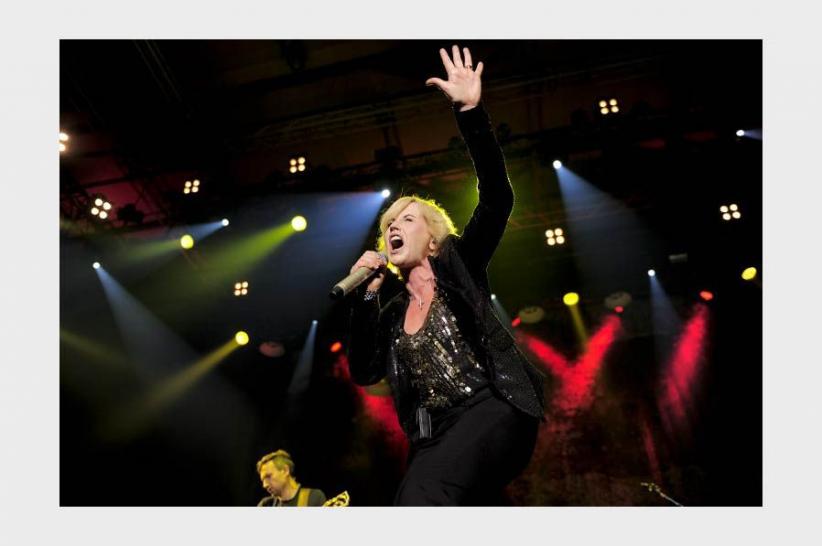 Potret Vokalis The Cranberries, Dolores O'Riordan - Bagian 6