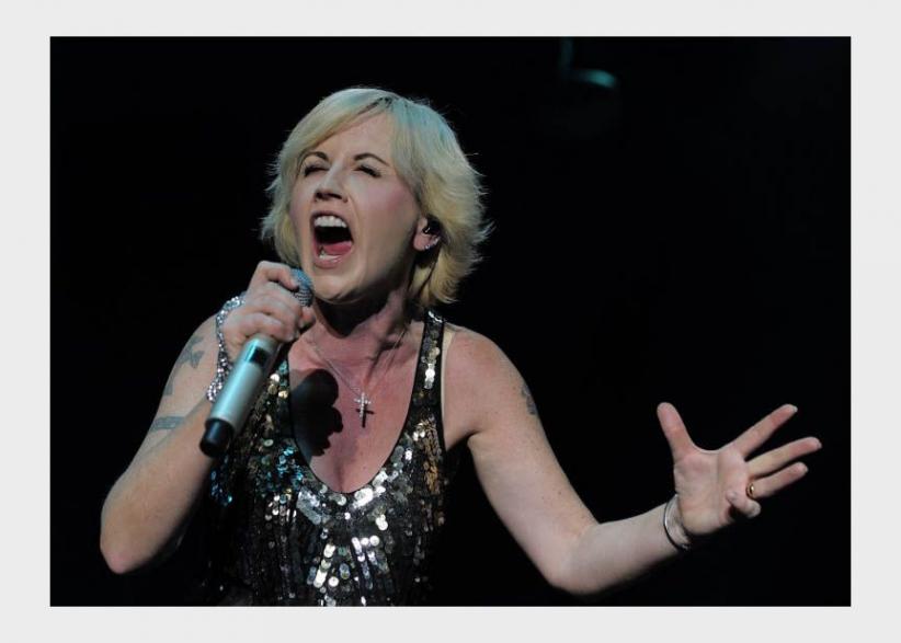 Potret Vokalis The Cranberries, Dolores O'Riordan - Bagian 5