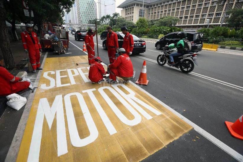 Jalur Khusus Sepeda Motor Jalan MH Thamrin-Merdeka Barat Dicat Kuning - Bagian 3