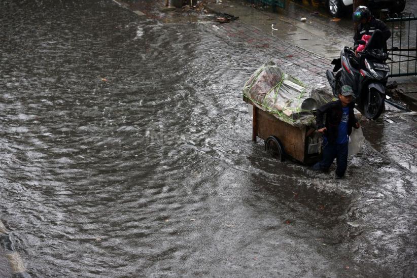 Genangan Air Muncul setelah Hujan Mengguyur Ibu Kota - Bagian 11