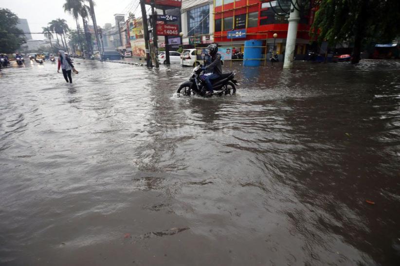 Genangan Air Muncul setelah Hujan Mengguyur Ibu Kota - Bagian 8