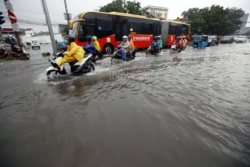 Genangan Air Muncul setelah Hujan Mengguyur Ibu Kota - Bagian 6