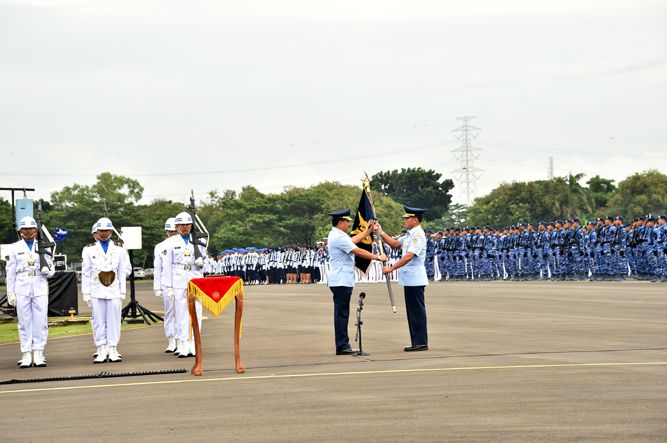 Panglima TNI Serahkan Jabatan KSAU ke Marsekal TNI Yuyu Sutisna - Bagian 5