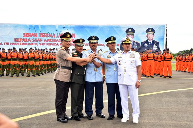 Panglima TNI Serahkan Jabatan KSAU ke Marsekal TNI Yuyu Sutisna - Bagian 1