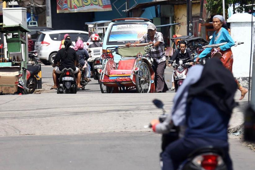Becak Beroperasi di Kampung-Kampung Ibu Kota - Bagian 3