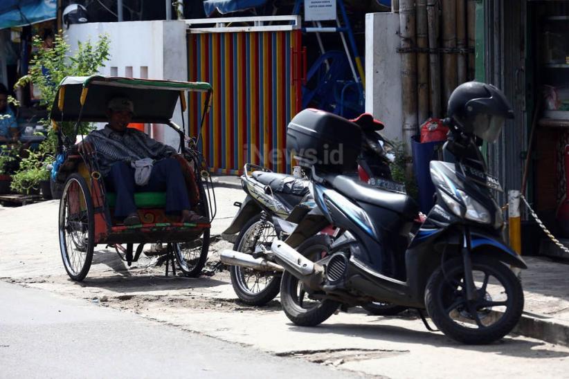 Becak Beroperasi di Kampung-Kampung Ibu Kota - Bagian 4