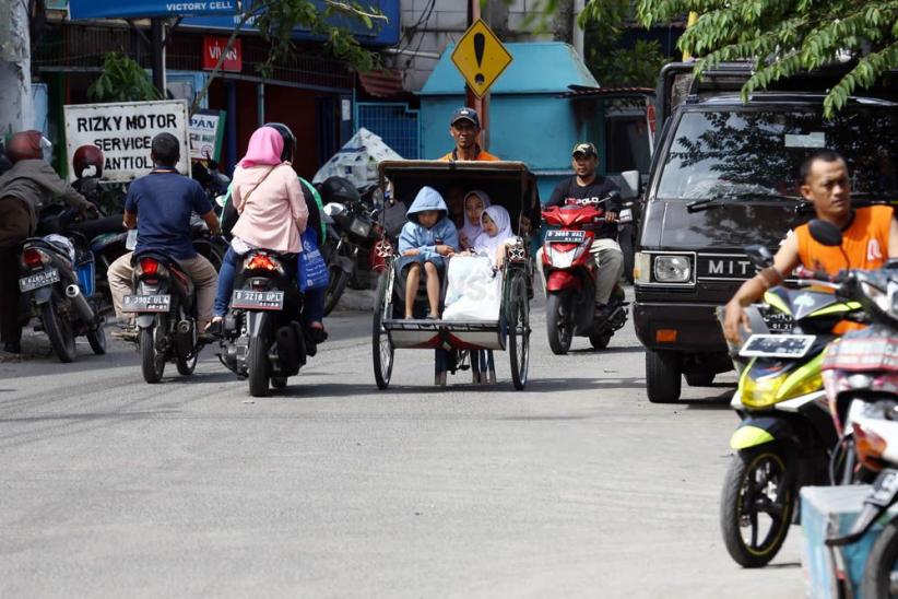 Becak Beroperasi di Kampung-Kampung Ibu Kota - Bagian 7