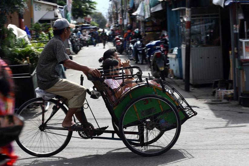 Becak Beroperasi di Kampung-Kampung Ibu Kota - Bagian 9