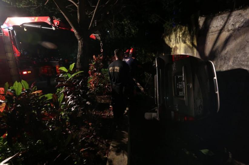 Ditabrak dari Belakang, Minibus Terperosok ke Selokan - Bagian 2