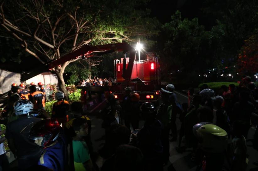 Ditabrak dari Belakang, Minibus Terperosok ke Selokan - Bagian 3