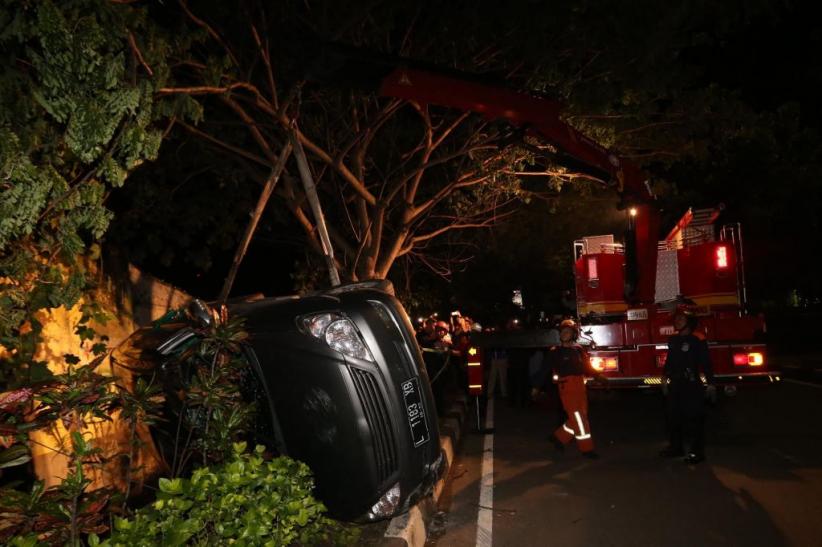 Ditabrak dari Belakang, Minibus Terperosok ke Selokan - Bagian 4