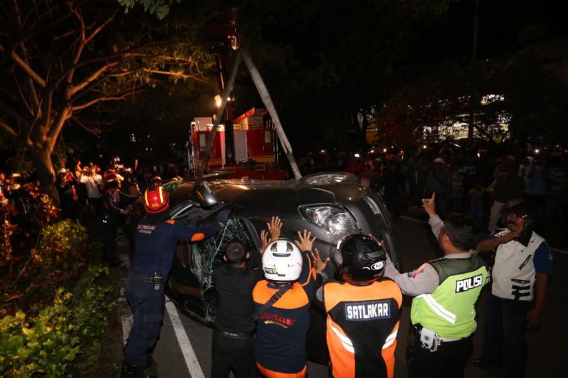 Ditabrak dari Belakang, Minibus Terperosok ke Selokan - Bagian 5