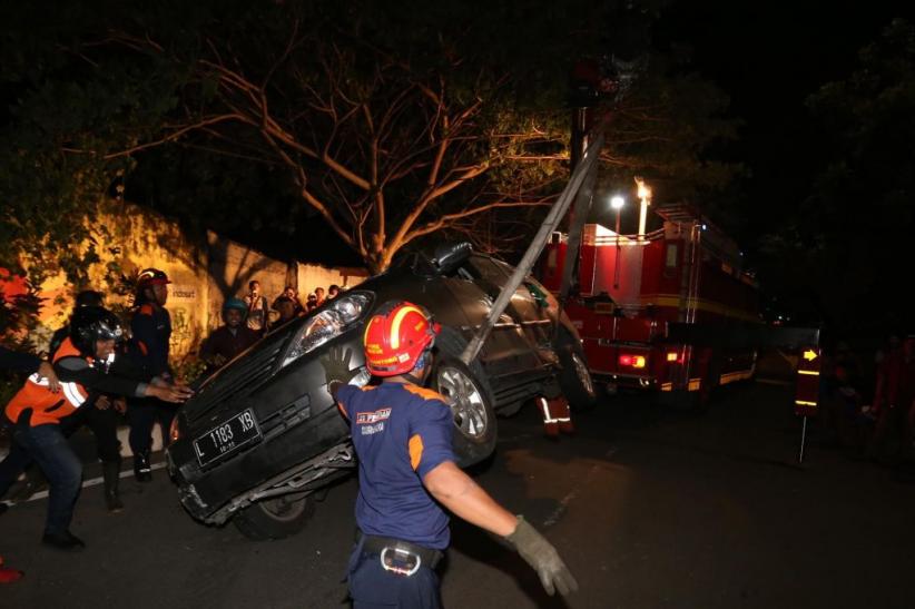 Ditabrak dari Belakang, Minibus Terperosok ke Selokan - Bagian 6