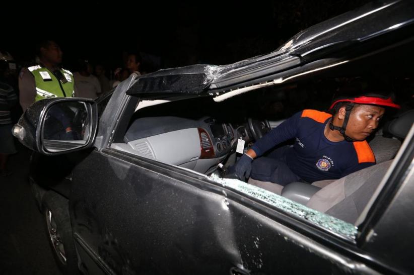 Ditabrak dari Belakang, Minibus Terperosok ke Selokan - Bagian 7