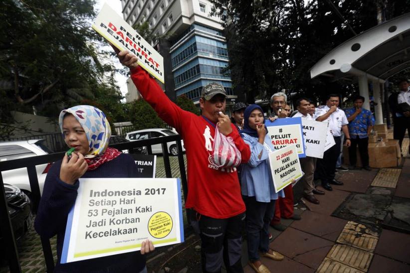 Aktivis Tabur Bunga di Trotoar Peringati Hari Pejalan Kaki - Bagian 6