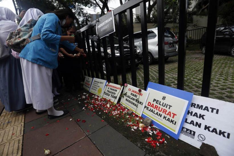 Aktivis Tabur Bunga di Trotoar Peringati Hari Pejalan Kaki - Bagian 1