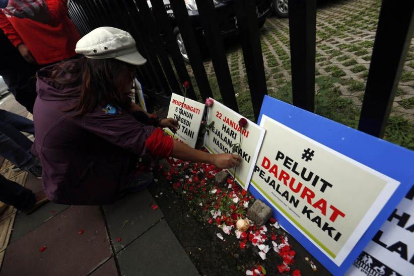 Aktivis Tabur Bunga di Trotoar Peringati Hari Pejalan Kaki - Bagian 3