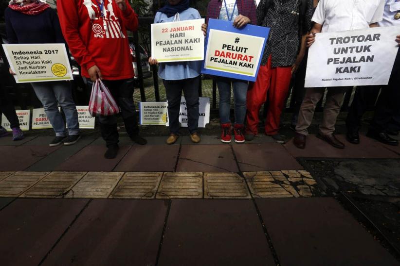 Aktivis Tabur Bunga di Trotoar Peringati Hari Pejalan Kaki - Bagian 7