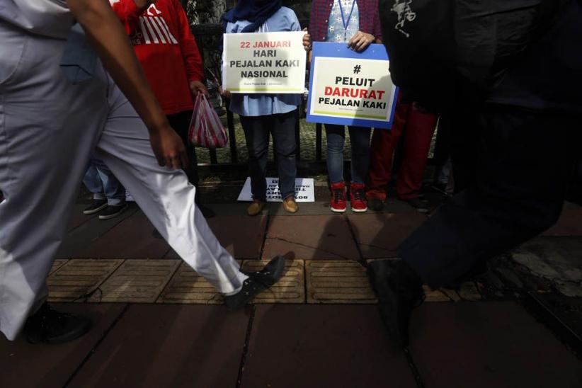 Aktivis Tabur Bunga di Trotoar Peringati Hari Pejalan Kaki - Bagian 5