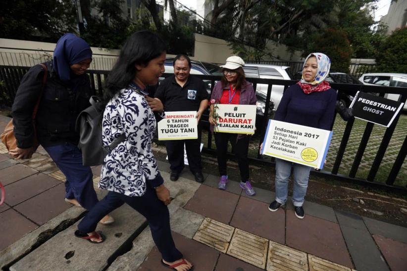 Aktivis Tabur Bunga di Trotoar Peringati Hari Pejalan Kaki - Bagian 2