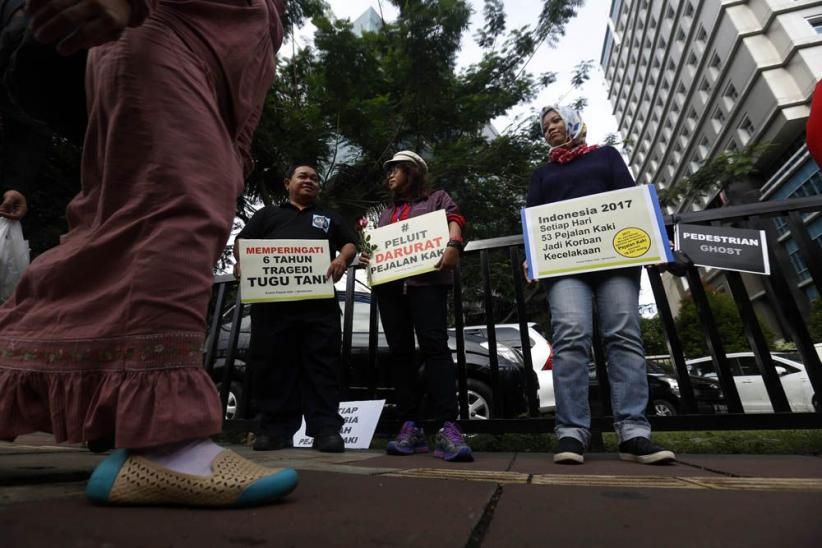 Aktivis Tabur Bunga di Trotoar Peringati Hari Pejalan Kaki - Bagian 4