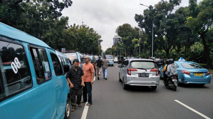 Omzet Menurun, Ratusan Angkot Tanah Abang Kepung Balai Kota - Bagian 4