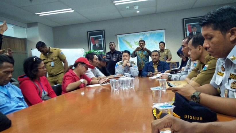 Omzet Menurun, Ratusan Angkot Tanah Abang Kepung Balai Kota - Bagian 6