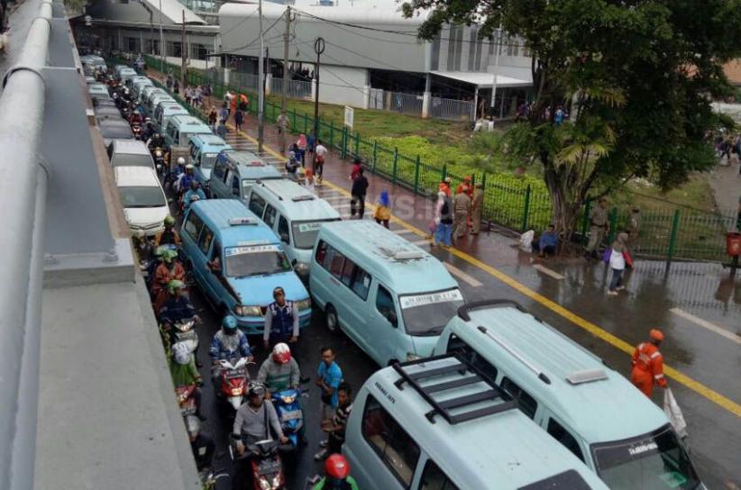 Omzet Menurun, Ratusan Angkot Tanah Abang Kepung Balai Kota - Bagian 3
