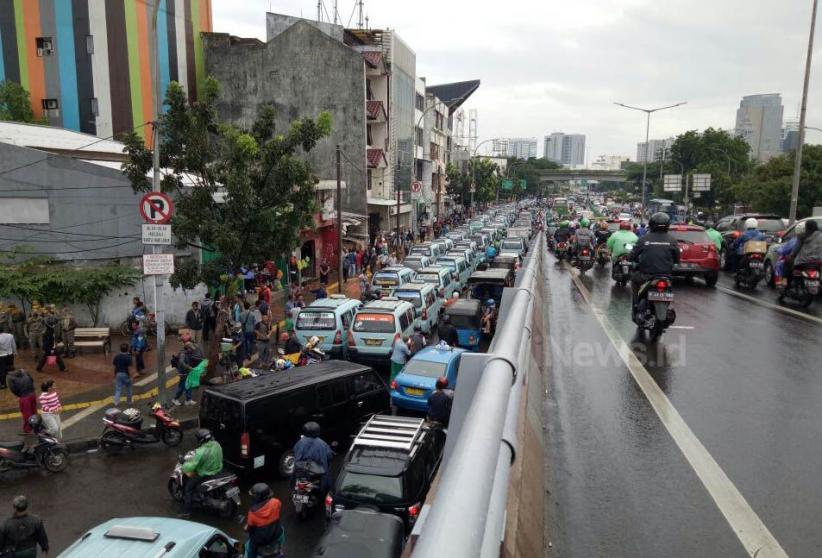 Omzet Menurun, Ratusan Angkot Tanah Abang Kepung Balai Kota - Bagian 2