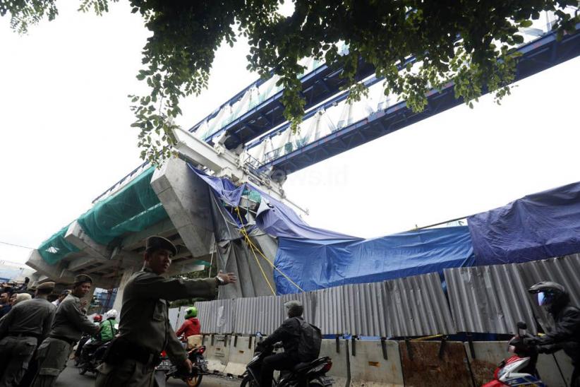Puslabfor Mabes Polri Olah TKP Lokasi LRT Roboh - Bagian 7