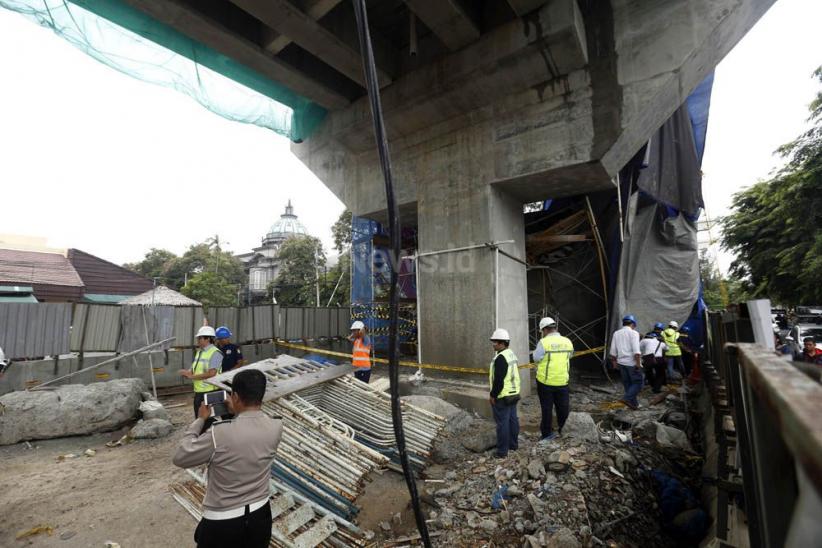 Puslabfor Mabes Polri Olah TKP Lokasi LRT Roboh - Bagian 3