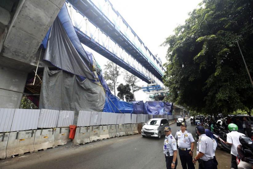 Puslabfor Mabes Polri Olah TKP Lokasi LRT Roboh - Bagian 6
