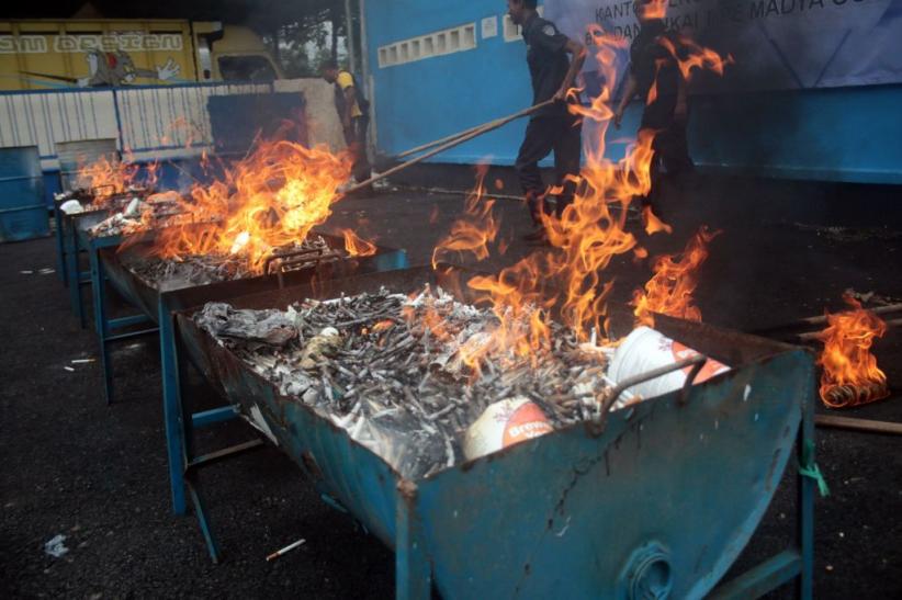 Bea Cukai Malang Musnahkan 2,3 Juta Batang Rokok Ilegal - Bagian 2