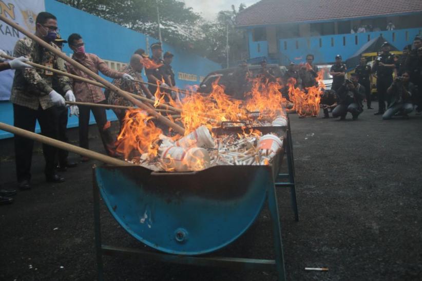 Bea Cukai Malang Musnahkan 2,3 Juta Batang Rokok Ilegal - Bagian 3