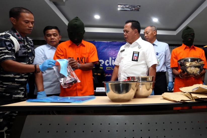 Bea Cukai Juanda Ciduk Penyelundup 3 Kg Sabu dari Malaysia - Bagian 2