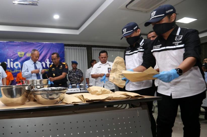Bea Cukai Juanda Ciduk Penyelundup 3 Kg Sabu dari Malaysia - Bagian 6
