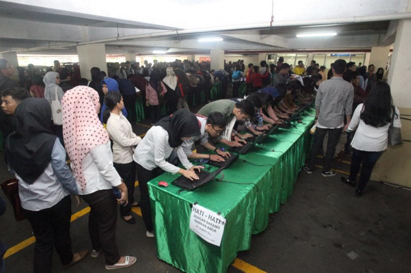 Ribuan Pencari Kerja Padati Balai Kartini - Bagian 1