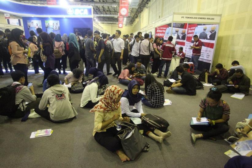 Ribuan Pencari Kerja Padati Balai Kartini - Bagian 6