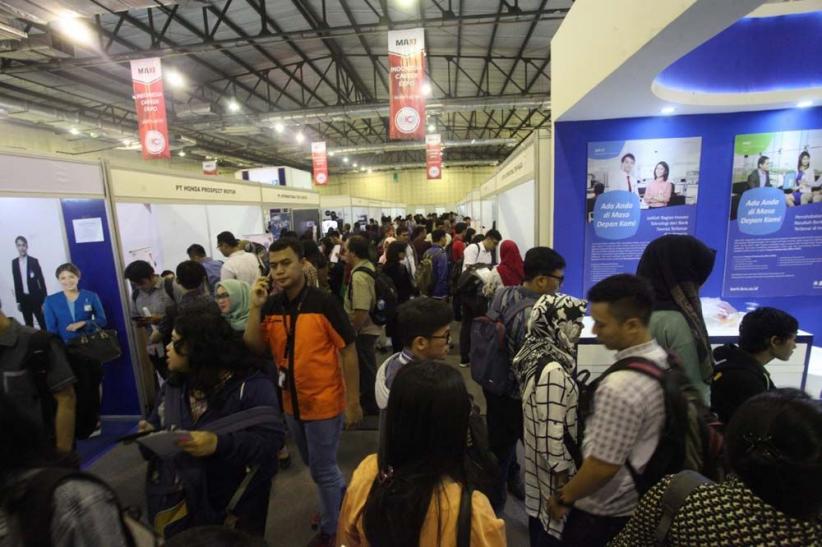Ribuan Pencari Kerja Padati Balai Kartini - Bagian 5