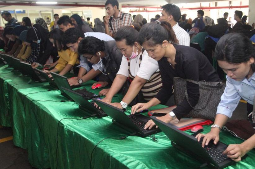 Ribuan Pencari Kerja Padati Balai Kartini - Bagian 3
