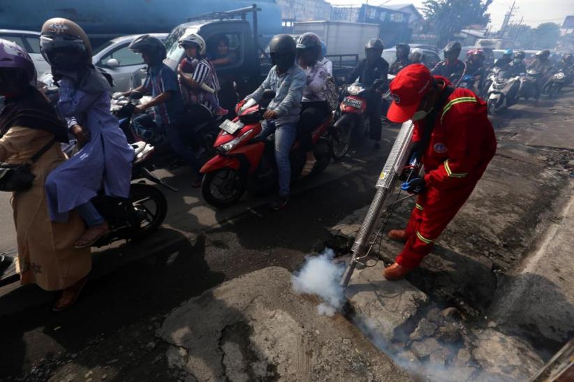 Cegah DBD, Dinkes Kota Surabaya Asapi Rumah Warga - Bagian 3
